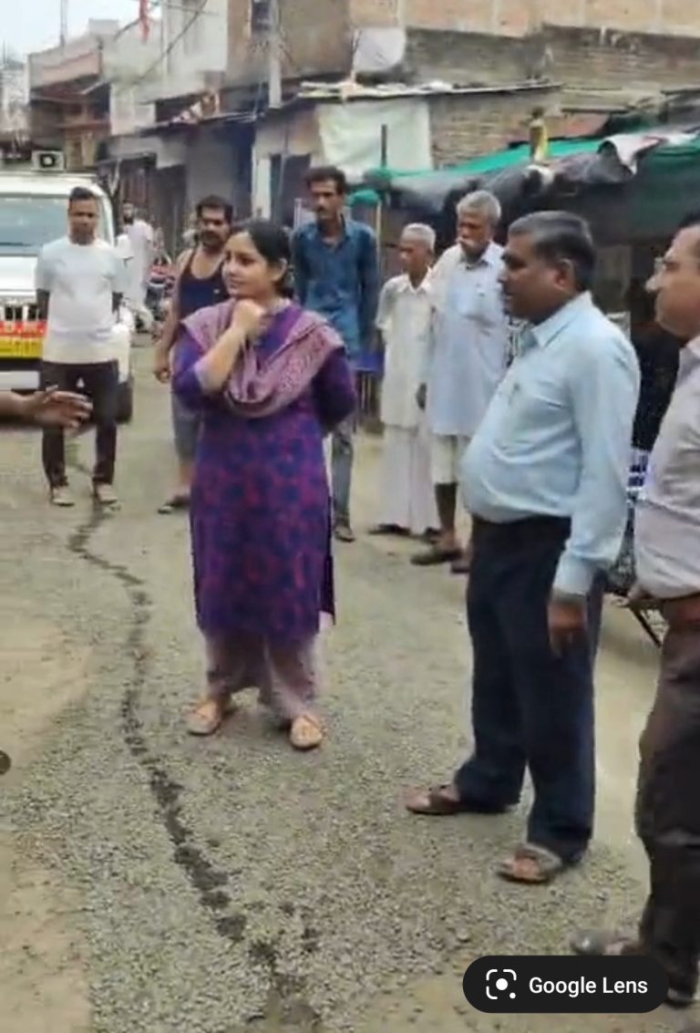 नई एसडीएम का ‘स्वच्छता स्ट्राइक’, शहर में जहां मिली गंदगी वहीं रुका काफिला, होटल पर ₹5 हजार का जुर्माना
